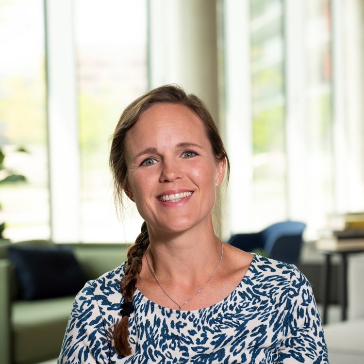 This is an image of Nienke Abid .